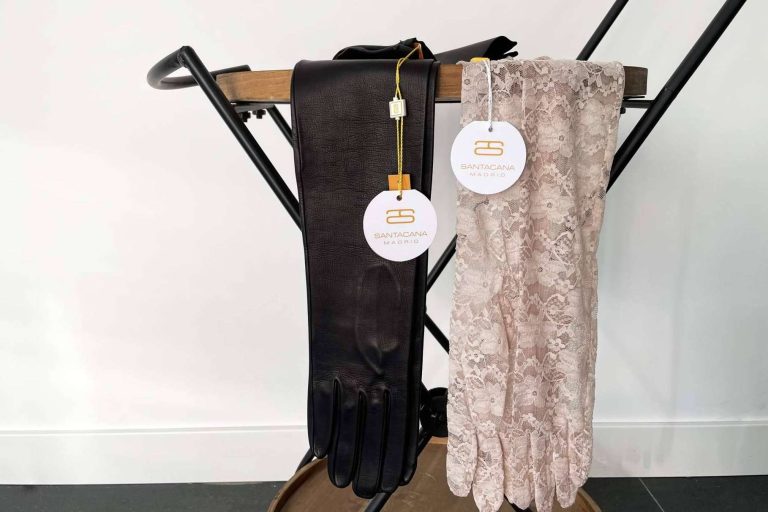 Santacana, el arte de la elegancia en guantes largos para asistir a eventos especiales
