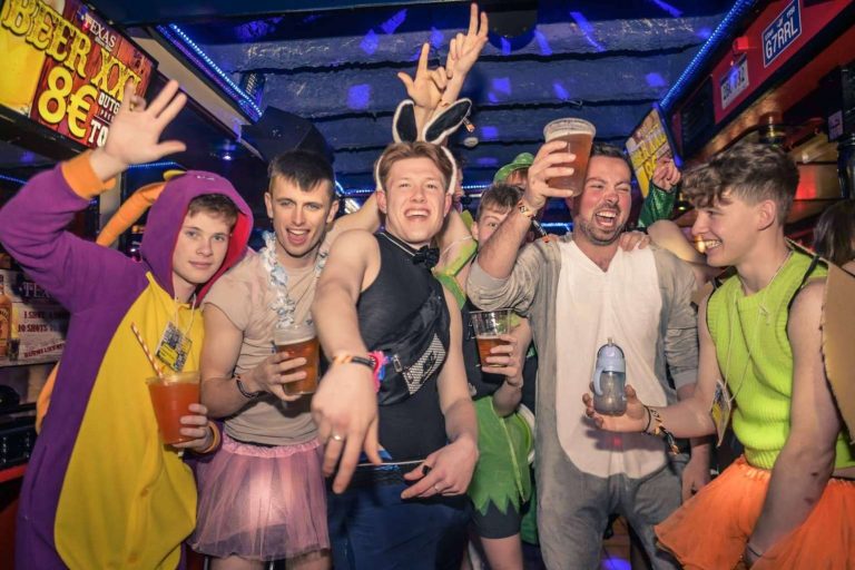 Una de las mejores experiencias de fiesta en Lloret de Mar la ofrece Texas Disco Bar