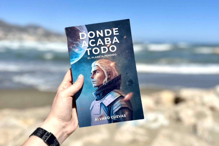 El autor Álvaro Cuevas alcanza el éxito con su última obra 'Donde acaba todo, el planeta perdido'