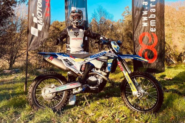 Personalizar la moto con las pegatinas económicas y resistentes que ofrece ADHESIVOSEMBARRADOS