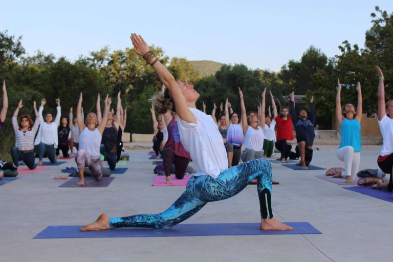 Formación de profesores de yoga integral y curso de actualización de profesores de yoga en la Escuela Mahashakti
