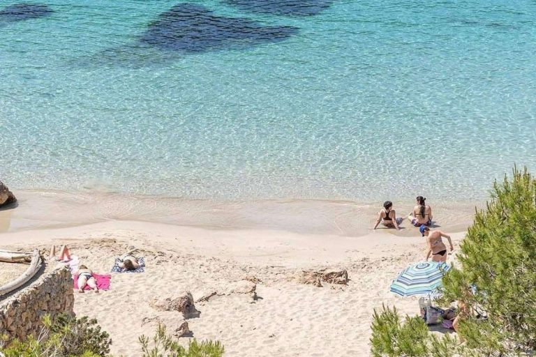 Disfrutar de Ibiza durante el verano con algunas actividades muy recomendadas, con Float Your Boat