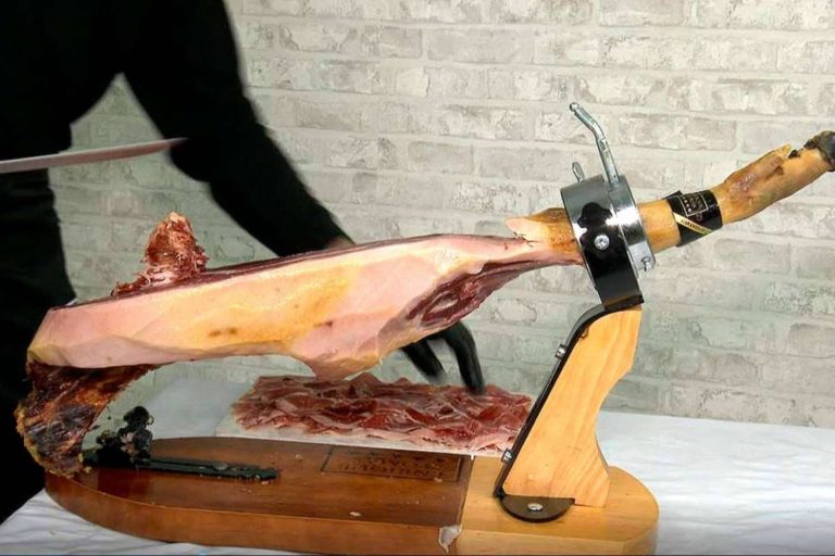 Enrique Tomás y sus trucos para abrir un jamón ibérico