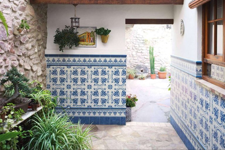Los bellos y elegantes azulejos andaluces de Interazulejo