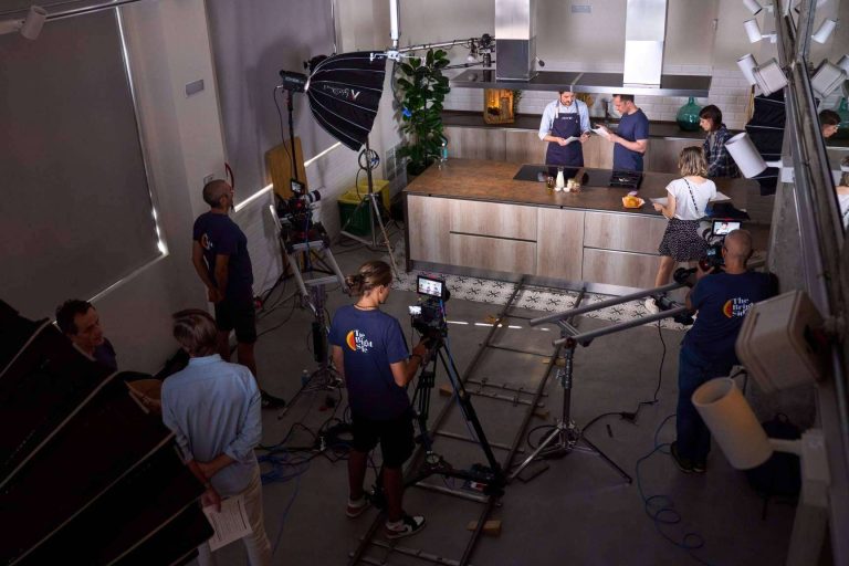 El pack de vídeo imprescindible para la estrategia de redes sociales de un negocio, The Bright Side