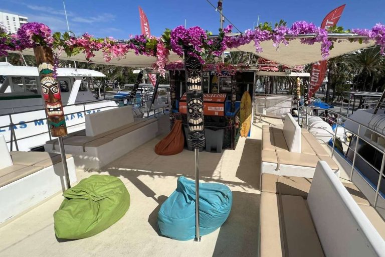 El catamarán Float Your Boat permite recorrer Ibiza y sus impresionantes playas