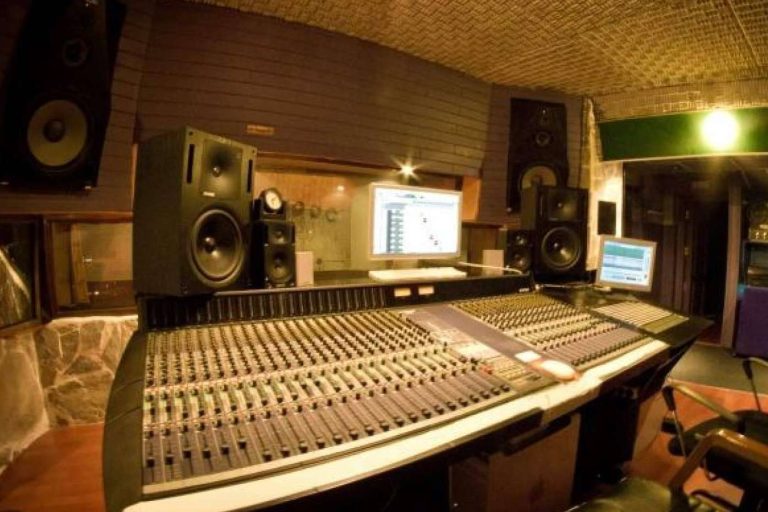 Para los aficionados a cantar, el estudio de grabación KMC ofrece servicios de tratamiento y afinación de voces