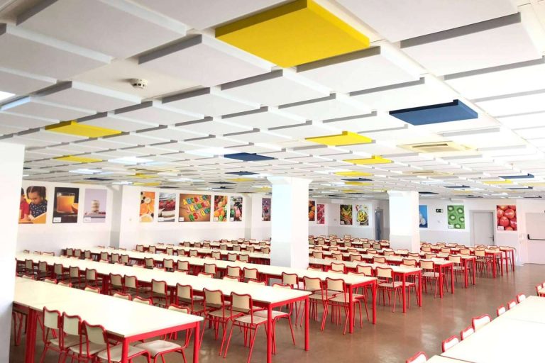 Mejorar el acondicionamiento acústico de comedores de colegio con paneles fonoabsorbentes