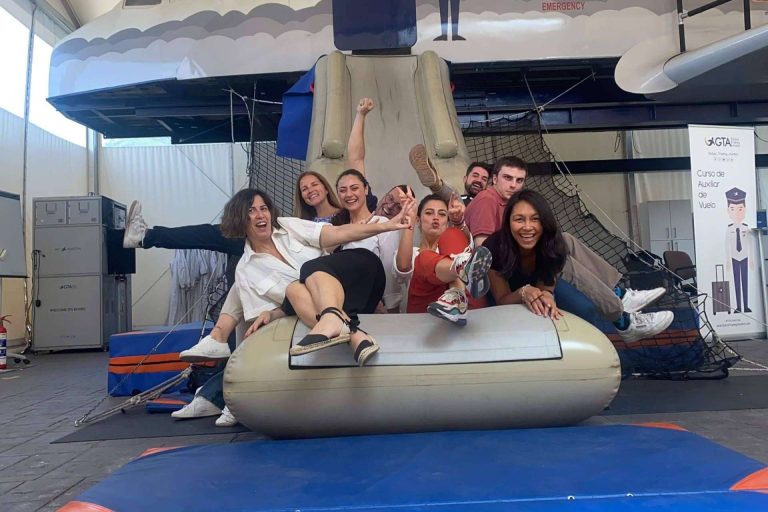 ¿Qué requisitos hay que cumplir para ser azafata de vuelo?, por Global Training Aviation