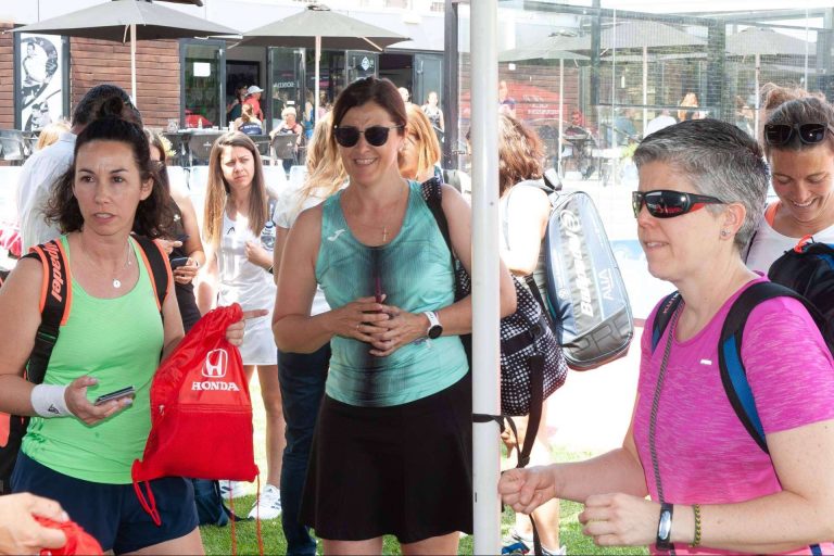 ¿Por qué sólo el 18 % de las mujeres que juegan al pádel hablan de negocios?