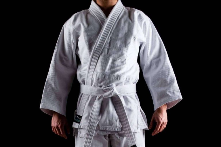 Uniformes para la práctica de karate y judo en la tienda Katanamart