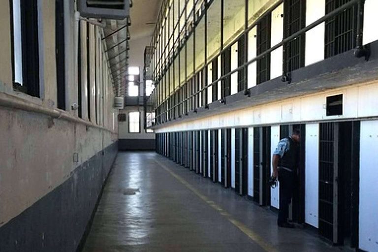 Traslado a España de los presos españoles en cárceles extranjeras y adaptación de la pena