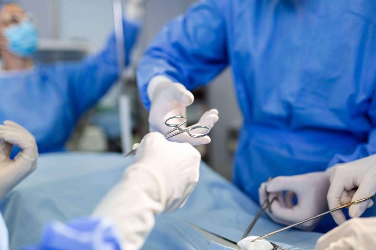 ¿En qué consiste la cirugía de columna lumbar por vía lateral?