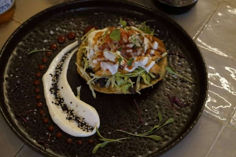 Probar platos típicos en la antojería mexicana Hijo del Maíz