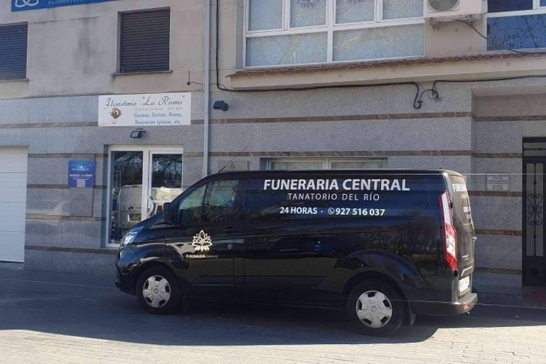 El tanatorio Cáceres Funeraria Central de Moraleja se preocupa para que la familia del fallecido pueda escoger los servicios funerarios que desee