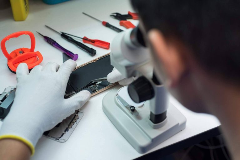 Arreglar en Mundo del Móvil la placa base de iPhone mojado