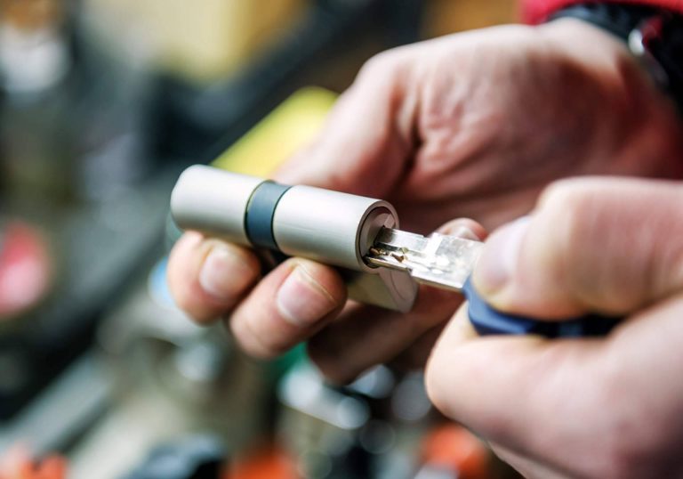 Cerrajeros 24h en Ciudad Lineal y Móstoles, con Cerrajeross.es