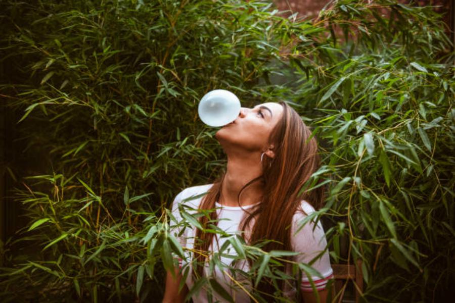 Comer chicle estimula la producción de saliva