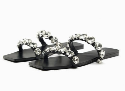 Sandalias planas con adornos de Zara