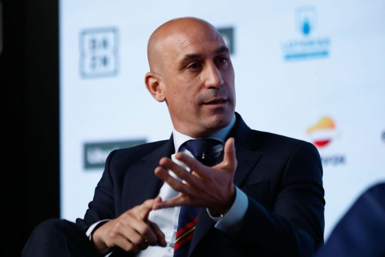 El beso que lo cambia todo: el Gobierno de Pedro Sánchez no puede proteger más a Luis Rubiales