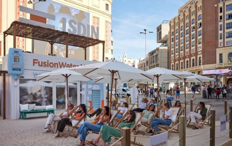 Más de 200.000 personas descubrirán cómo protegerse del sol en la playa ISDIN del centro de Madrid