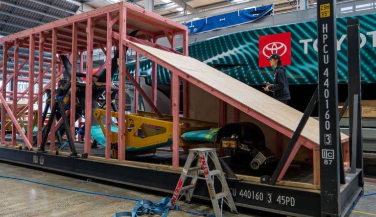 El ‘defensor’ Emirates Team New Zealand, rumbo a completar su desembarco en Barcelona