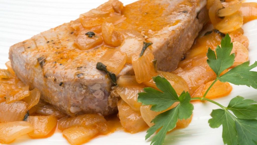 Cómo hacer un atún encebollado para que quede jugoso y rico 37 Saltear la cebolla y los ajos