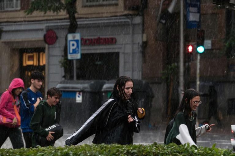 Lluvias y tormentas pondrán en riesgo a la mitad norte peninsular y Canarias este martes marcado por la borrasca 'Óscar'