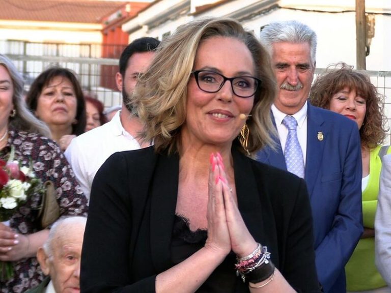 Rocío Carrasco, muy emocionada en la inauguración del monumento a su padre