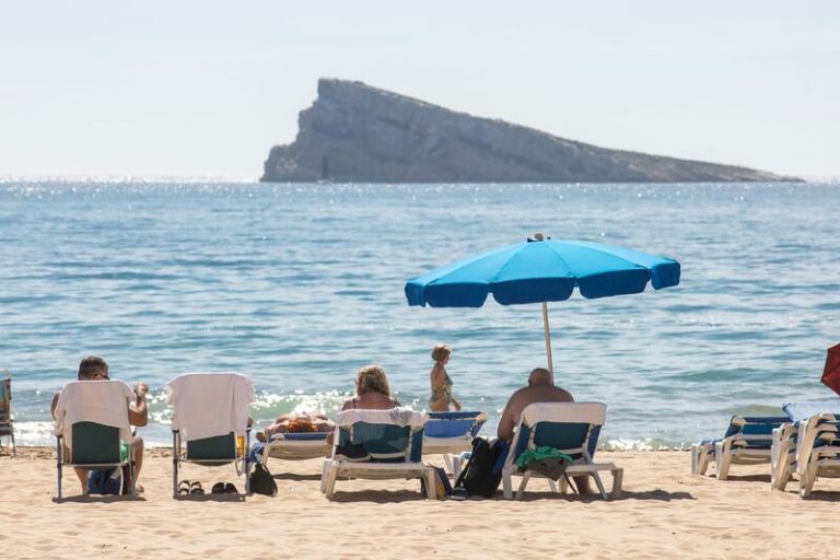 España recibirá casi 50 millones de turistas este verano, cerca de los niveles de 2019, según CCOO