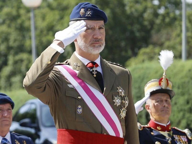El Rey Felipe VI preside el acto de solemne jura ante la Bandera de España de personal civil