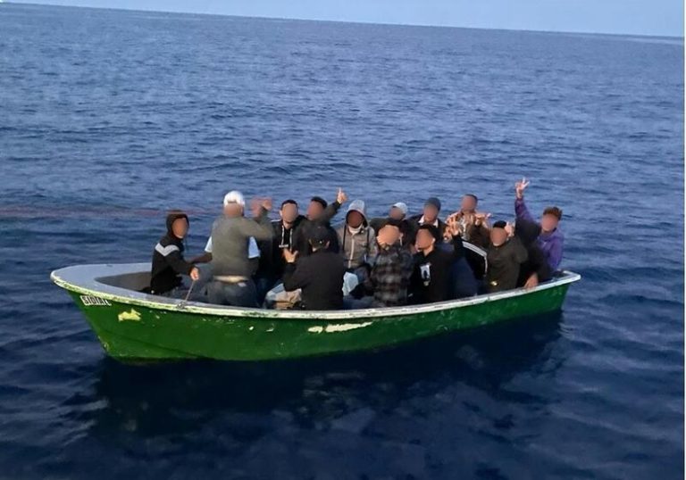 Baja un 20,5% la entrada de migrantes en patera en España este año, aunque sube un 25% en Península y Baleares
