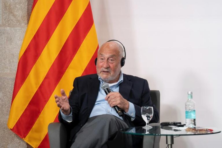 El Nobel Stiglitz elogia la política económica de Sánchez y cree que la de PP y Vox sería 