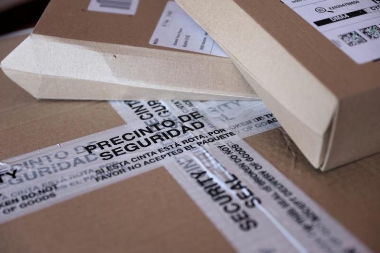 Cuidado con la recepción de relojes o auriculares no solicitados en el buzón: pueden tener 'malware' espía