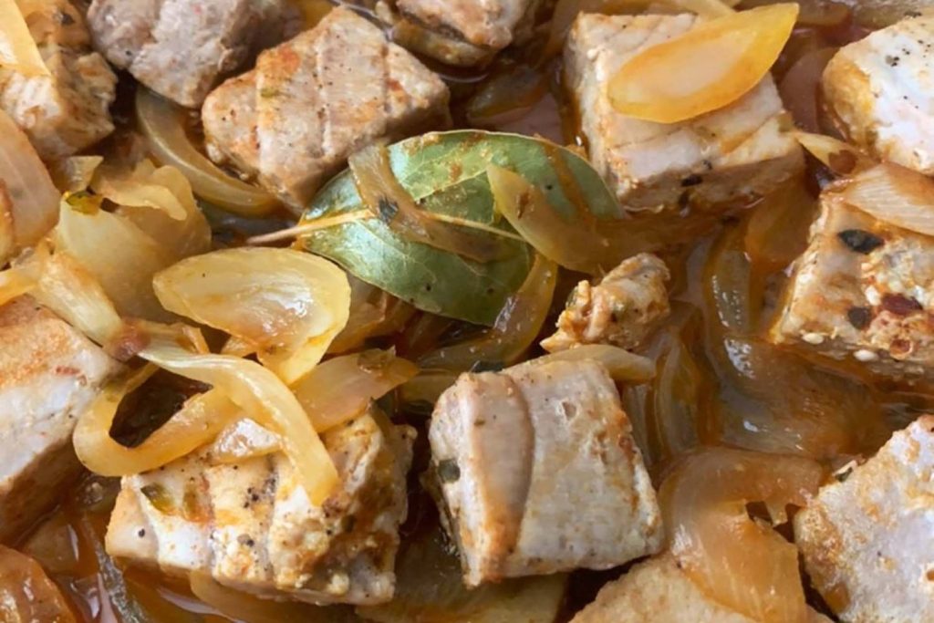 Cómo hacer un atún encebollado para que quede jugoso y rico 35 Paso a paso para preparar el atún encebollado