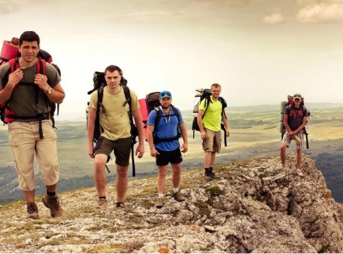 practicar senderismo