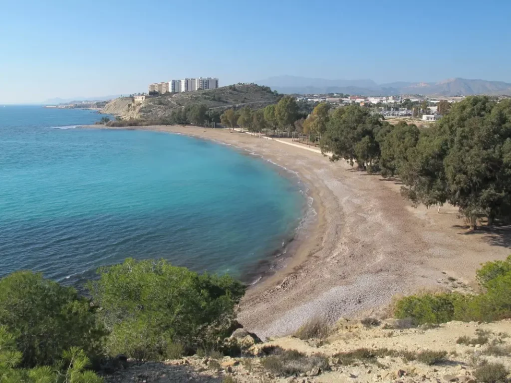 8 mejores playas más desconocidas de España para unas vacaciones de ensueño 61 Playa El Torres, Alicante, Comunidad Valenciana