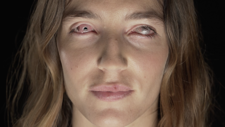 Ecovidrio demuestra la existencia del cambio climático con personas invidentes