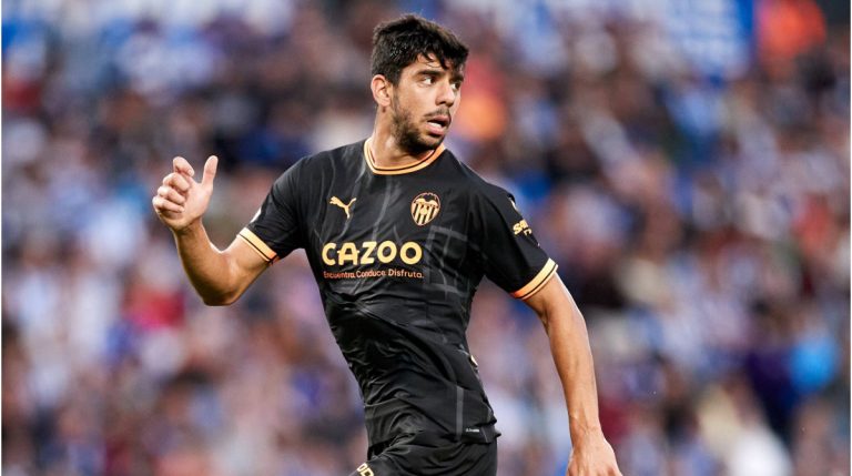 El Valencia ejerce la opción de compra sobre Cenk Ozkacar