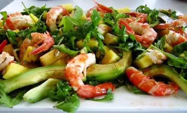 Cómo hace una ensalada de langostinos y aguacate, el plato de moda con un sabor de 10
