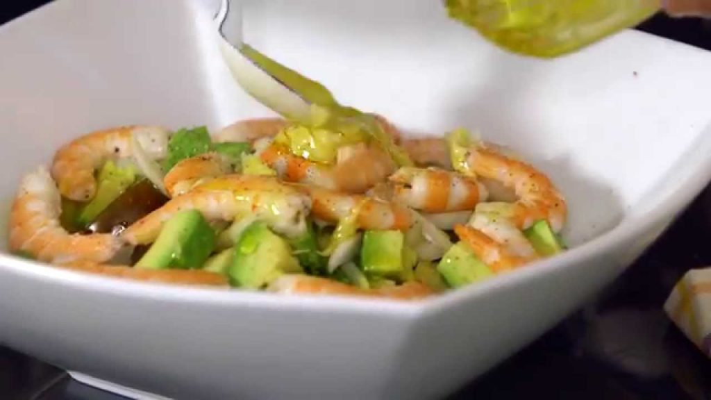 Ingredientes necesarios para la preparación de la ensalada de langostinos y aguacate