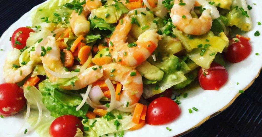¿Quieres hacer esta ensalada de langostinos y aguacates con un toque tropical? Estos son los ingredientes