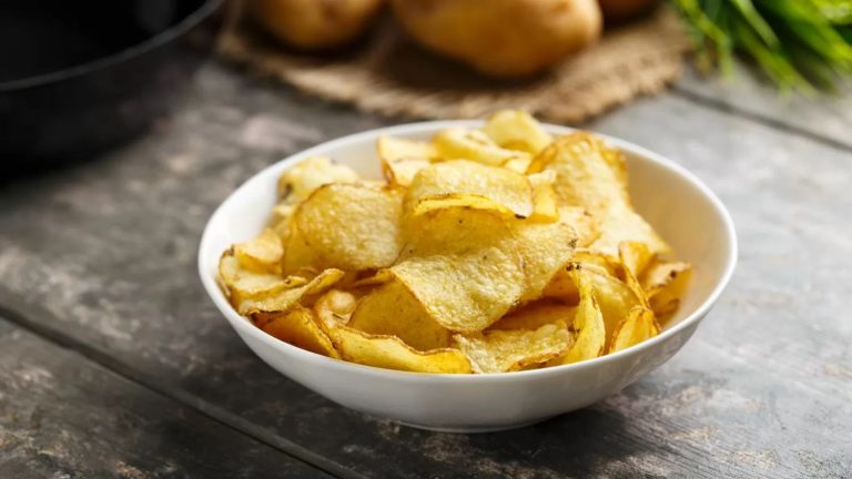 Cómo hacer unas patatas fritas tan ricas como las de bolsa en casa