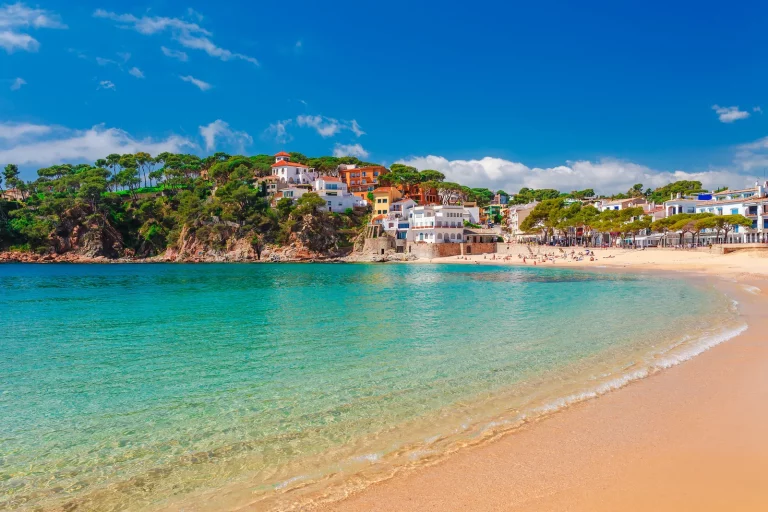 El secreto mejor guardado de la Costa Brava: descubre el pueblo de calas turquesas que los locales no quieren compartir
