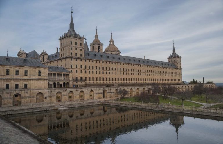 El Escorial: leyendas y misterios que debes conocer antes de visitarlo