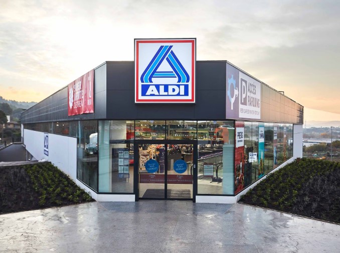 El polo de Aldi que viste y parece de marca tirado de precio