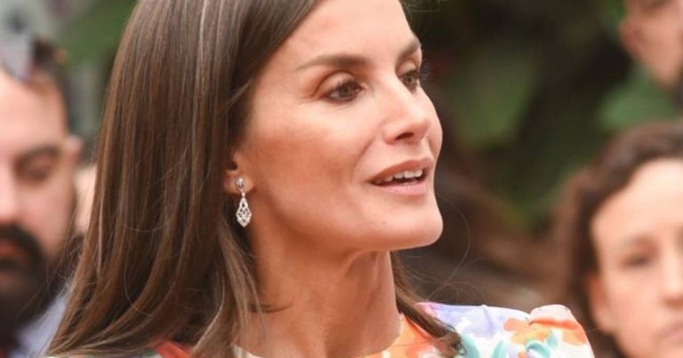 El truco para lucir las canas con el mismo estilo que la reina Letizia