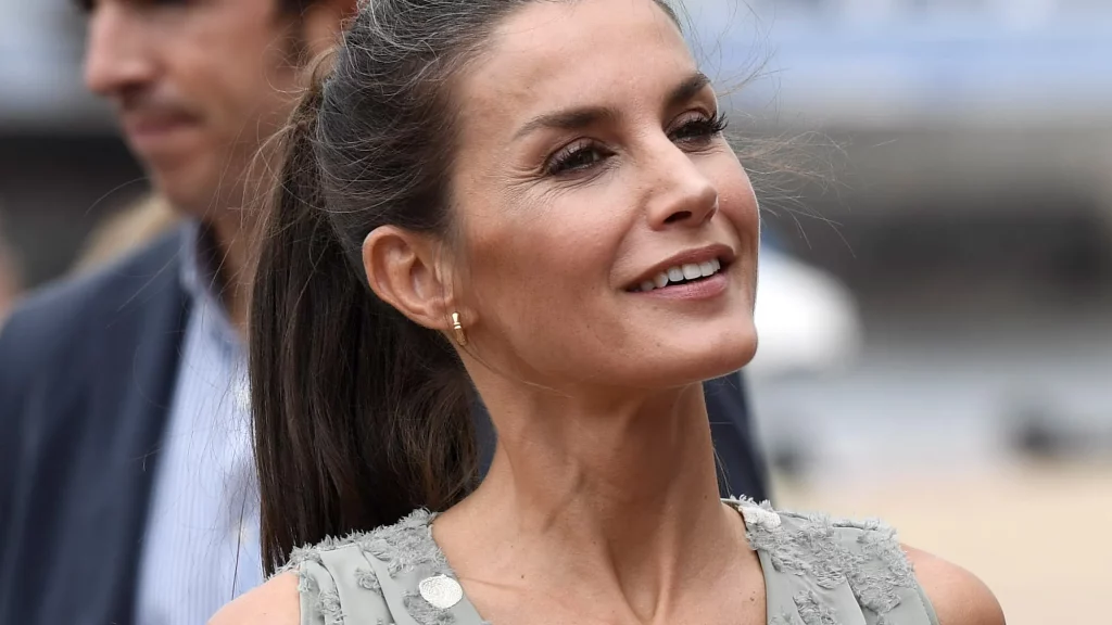 El truco para lucir las canas con el mismo estilo que la reina Letizia 28 Una simple cola de caballo