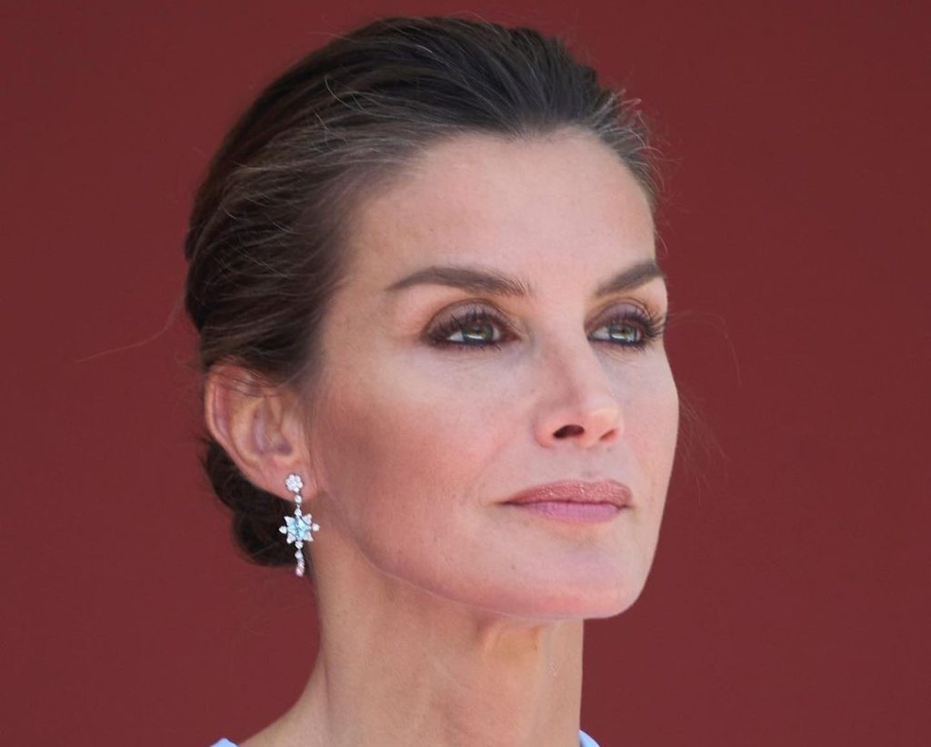 El truco para lucir las canas con el mismo estilo que la reina Letizia 20 Las canas que la reina Letizia sabe lucir con mucho estilo