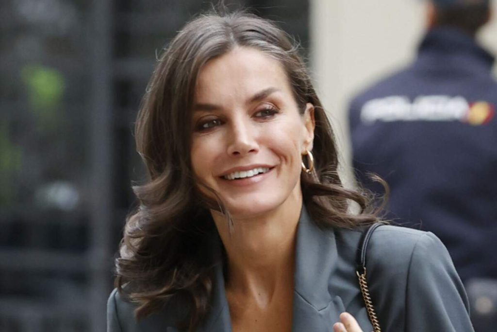 El truco para lucir las canas con el mismo estilo que la reina Letizia 21 ¿Qué tipo de corte de cabello se recomienda para lucir las canas con estilo?